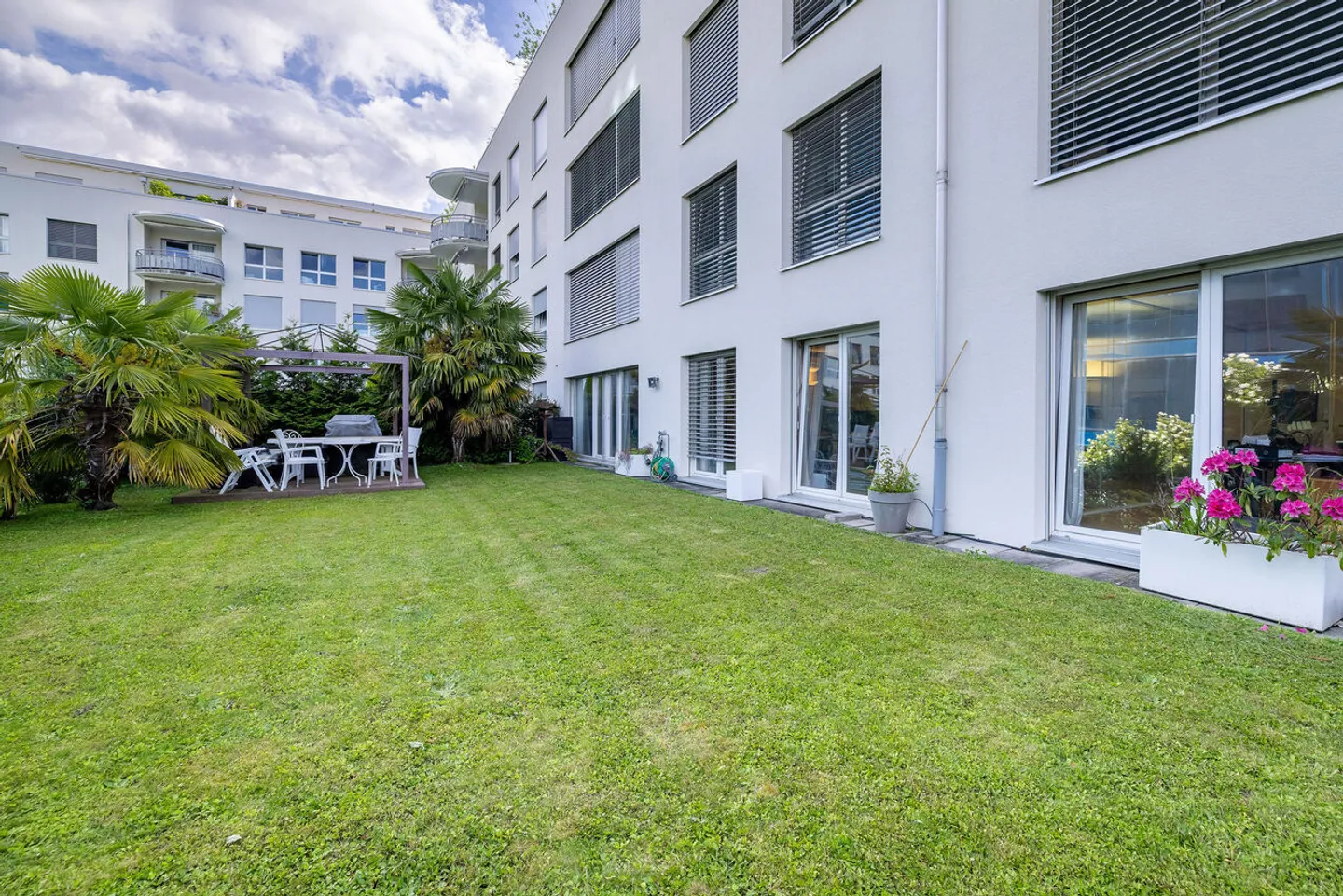 Exceptional commercial space with private garden - Photo 1 of 10