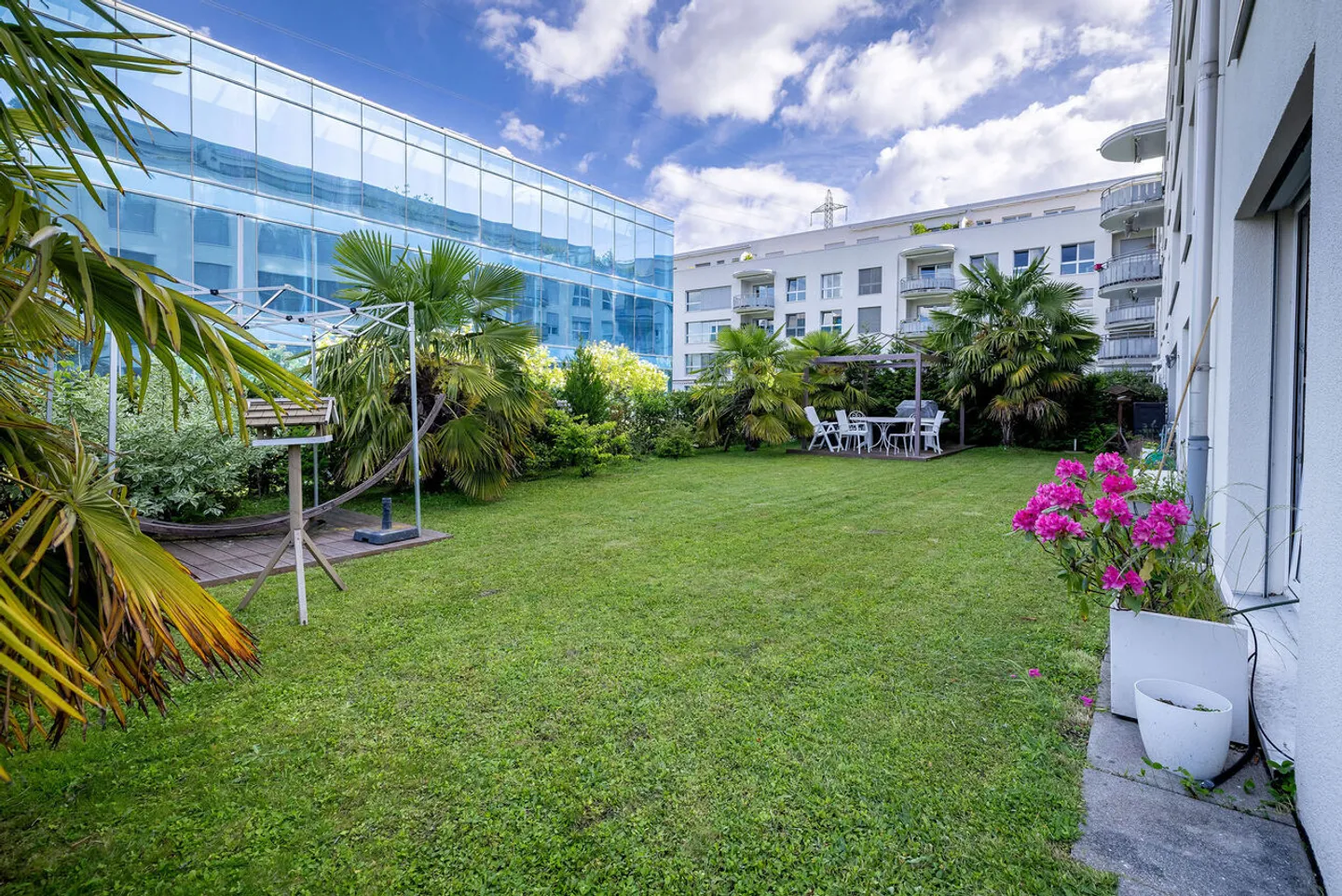 Exceptional commercial space with private garden - Photo 9 of 10