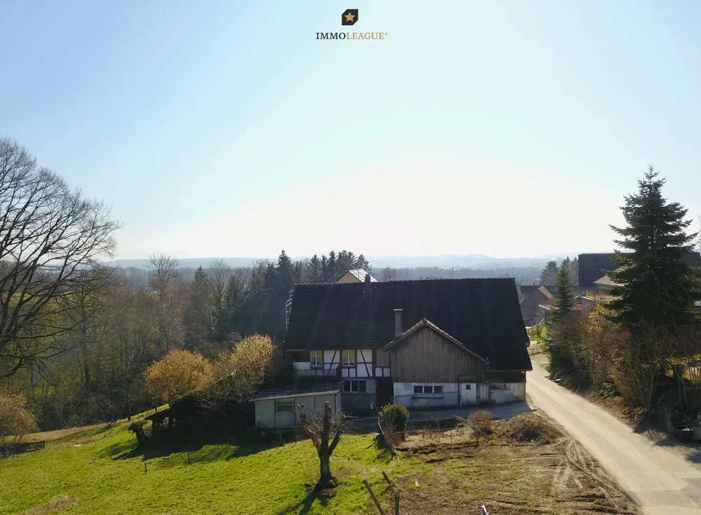 Casa in legno con fienile nel verde con molto potenziale e opportunità. - Foto 3 di 10