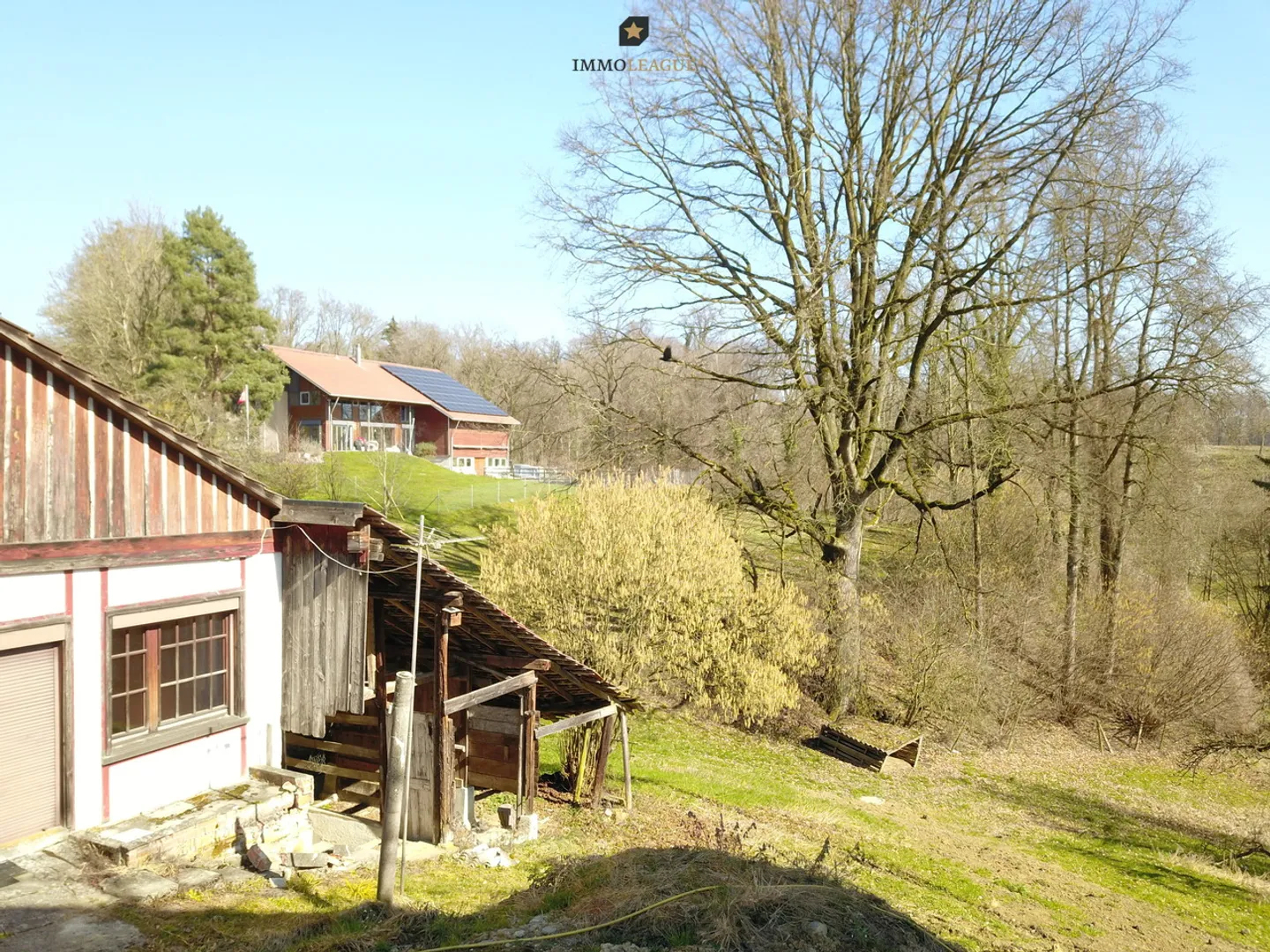 Casa in legno con fienile nel verde con molto potenziale e opportunità. - Foto 8 di 10