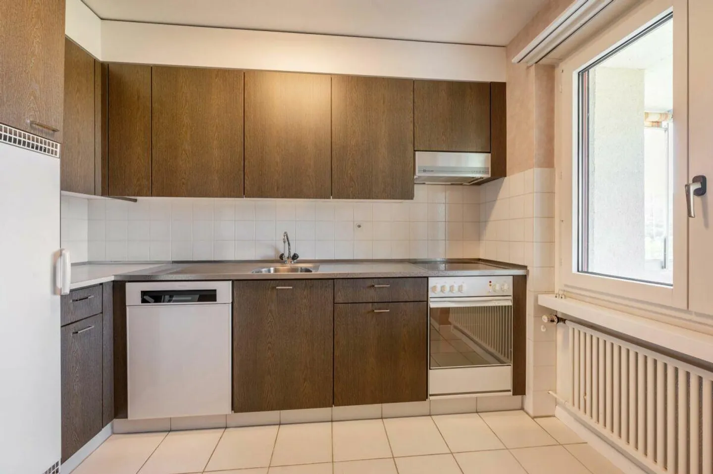 Top Floor Apartment with Limmat View. After Replacement Kitchen + Bathroom (plus CHF 35,000.00) as good as new. - Photo 4 of 11