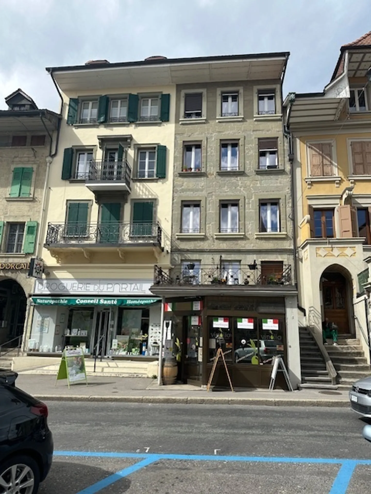 Un espace commercial avec vitrine et grand dépôt au centre de Payerne - Photo 1 sur 3