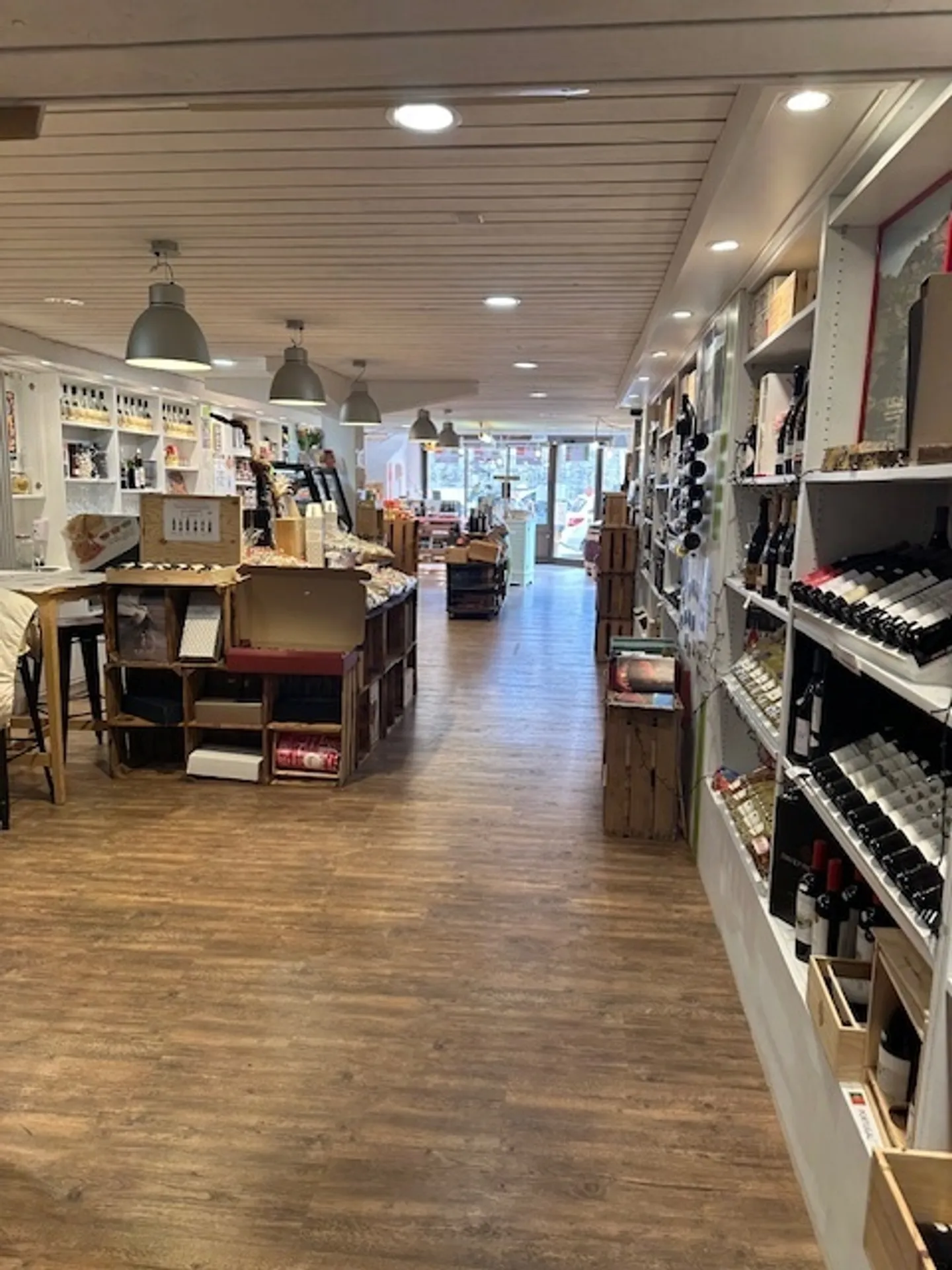 Un espace commercial avec vitrine et grand dépôt au centre de Payerne - Photo 2 sur 3