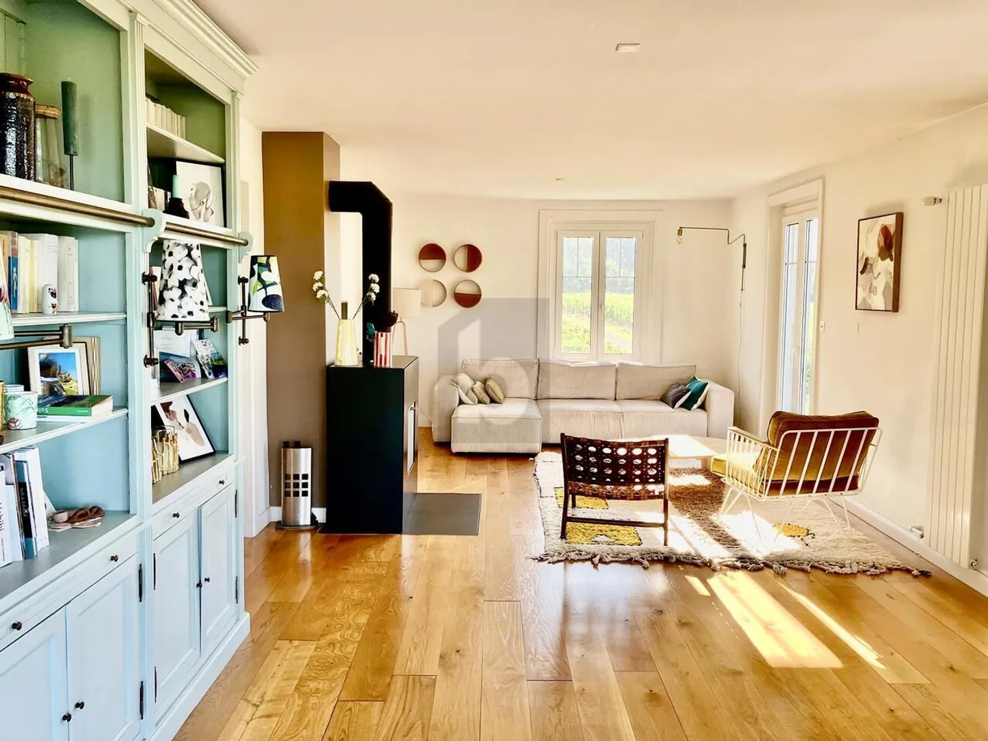 SPLENDID SPACIOUS WITH LAKE AND MOUNTAIN VIEW - Photo 2 of 6