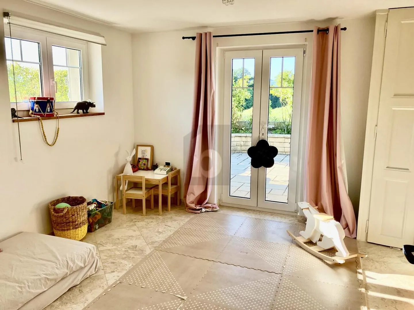 SPLENDID SPACIOUS WITH LAKE AND MOUNTAIN VIEW - Photo 5 of 6