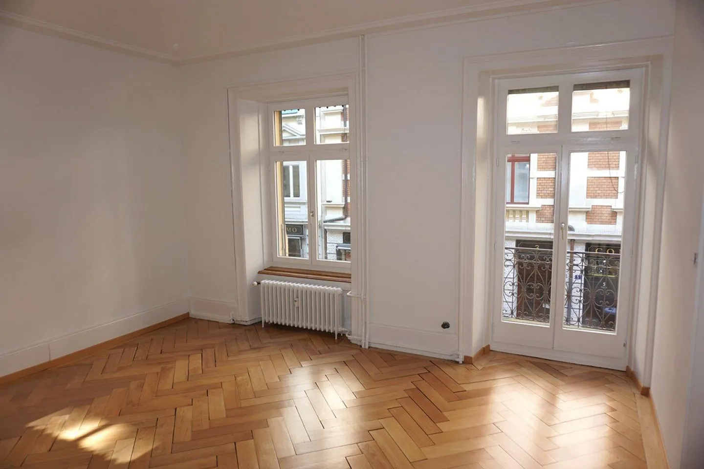 City apartment with balcony! - Photo 2 of 11