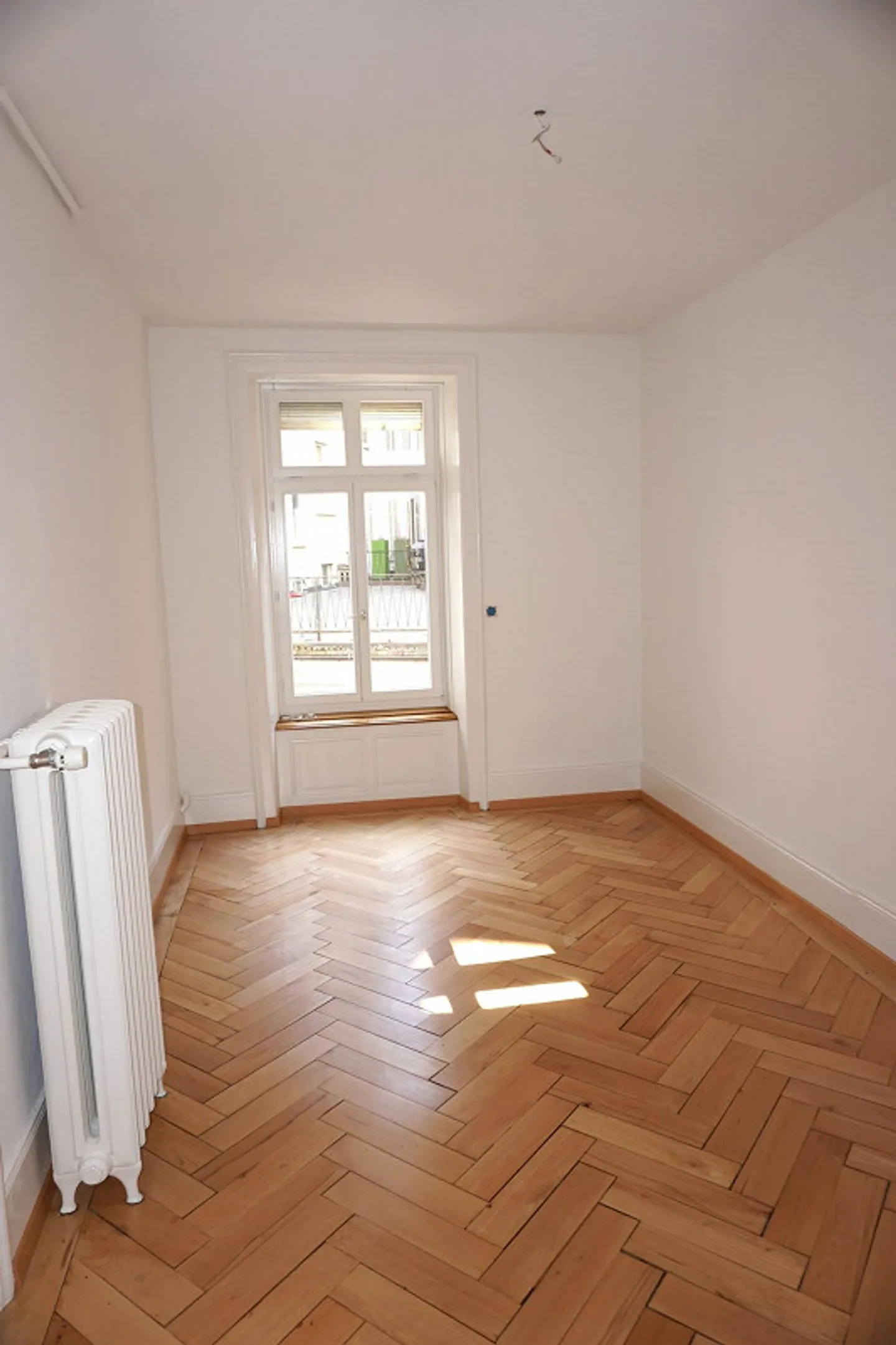 City apartment with balcony! - Photo 5 of 11