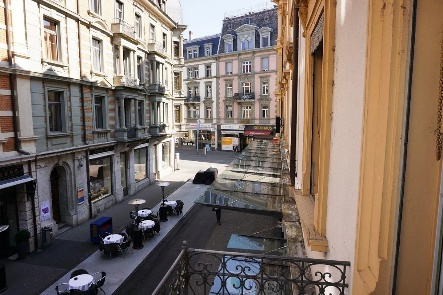 City apartment with balcony! - Photo 10 of 11