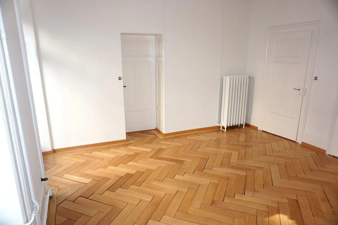 City apartment with balcony! - Photo 3 of 11