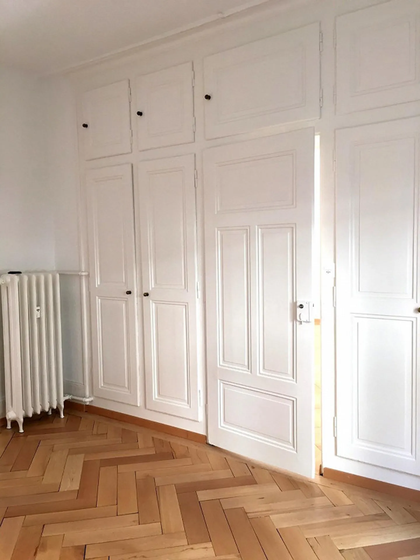 City apartment with balcony! - Photo 4 of 11