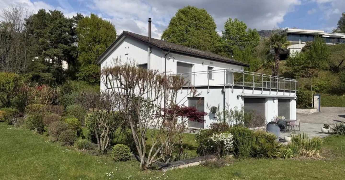 Villa individuale contemporanea su un bel e ampio terreno - Foto 2 di 11