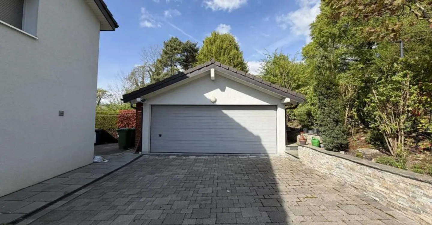 Villa individuale contemporanea su un bel e ampio terreno - Foto 3 di 11