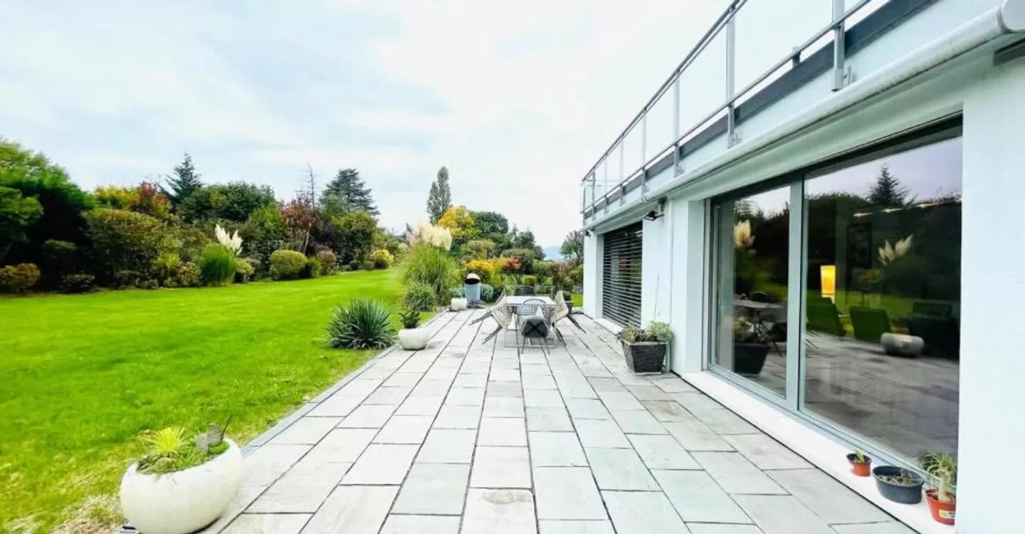 Villa individuale contemporanea su un bel e ampio terreno - Foto 4 di 11