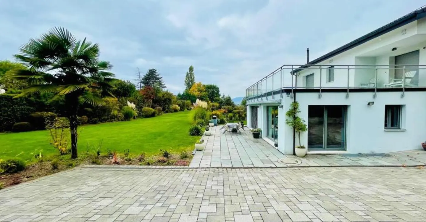 Villa individuale contemporanea su un bel e ampio terreno - Foto 5 di 11