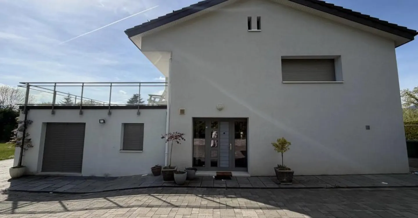Villa individuale contemporanea su un bel e ampio terreno - Foto 6 di 11