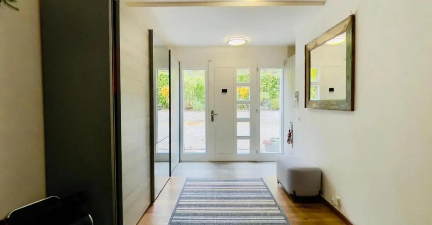 Villa individuale contemporanea su un bel e ampio terreno - Foto 8 di 11