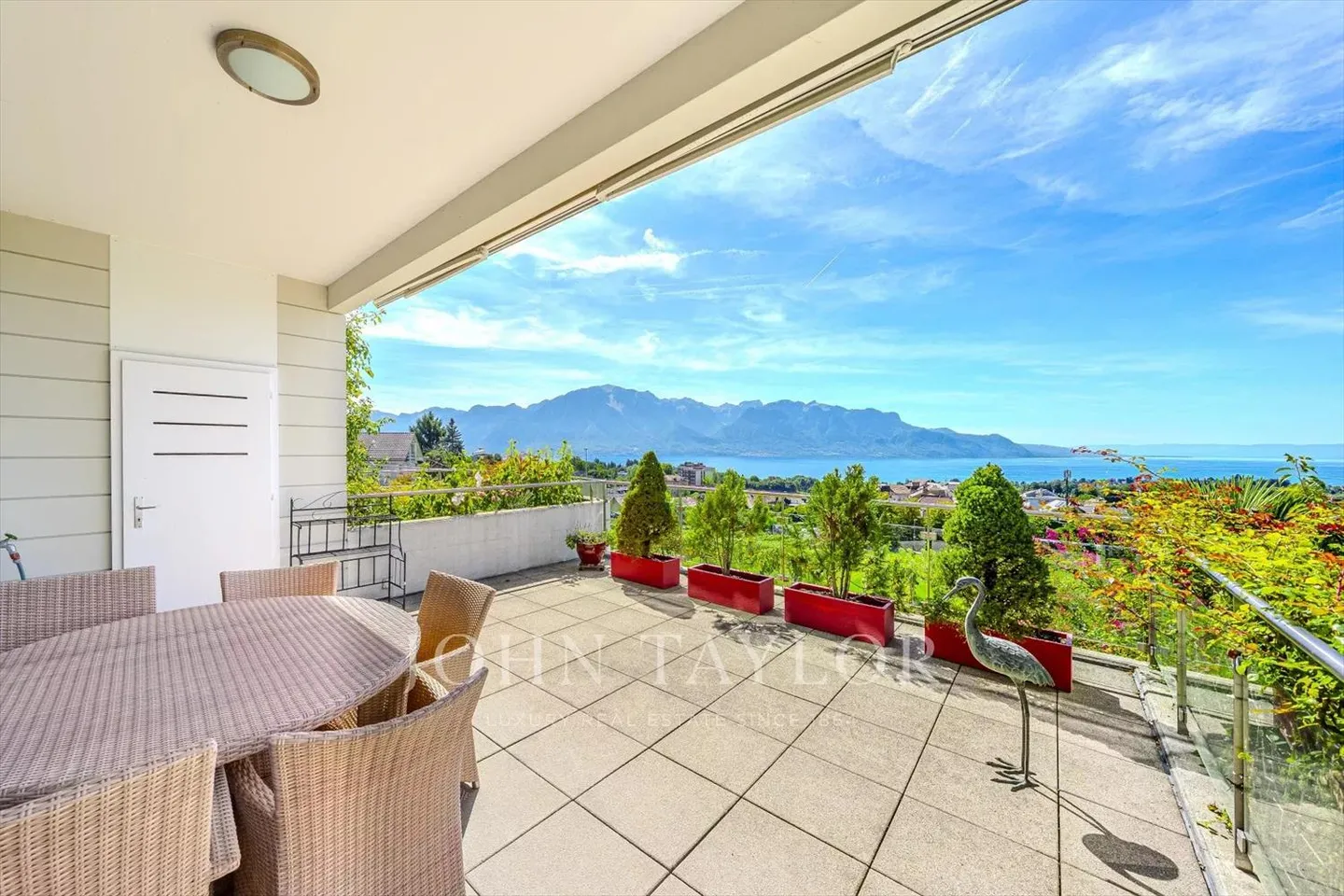 Light, Space and Modern Comfort Above Lake Geneva - Foto 1 di 13