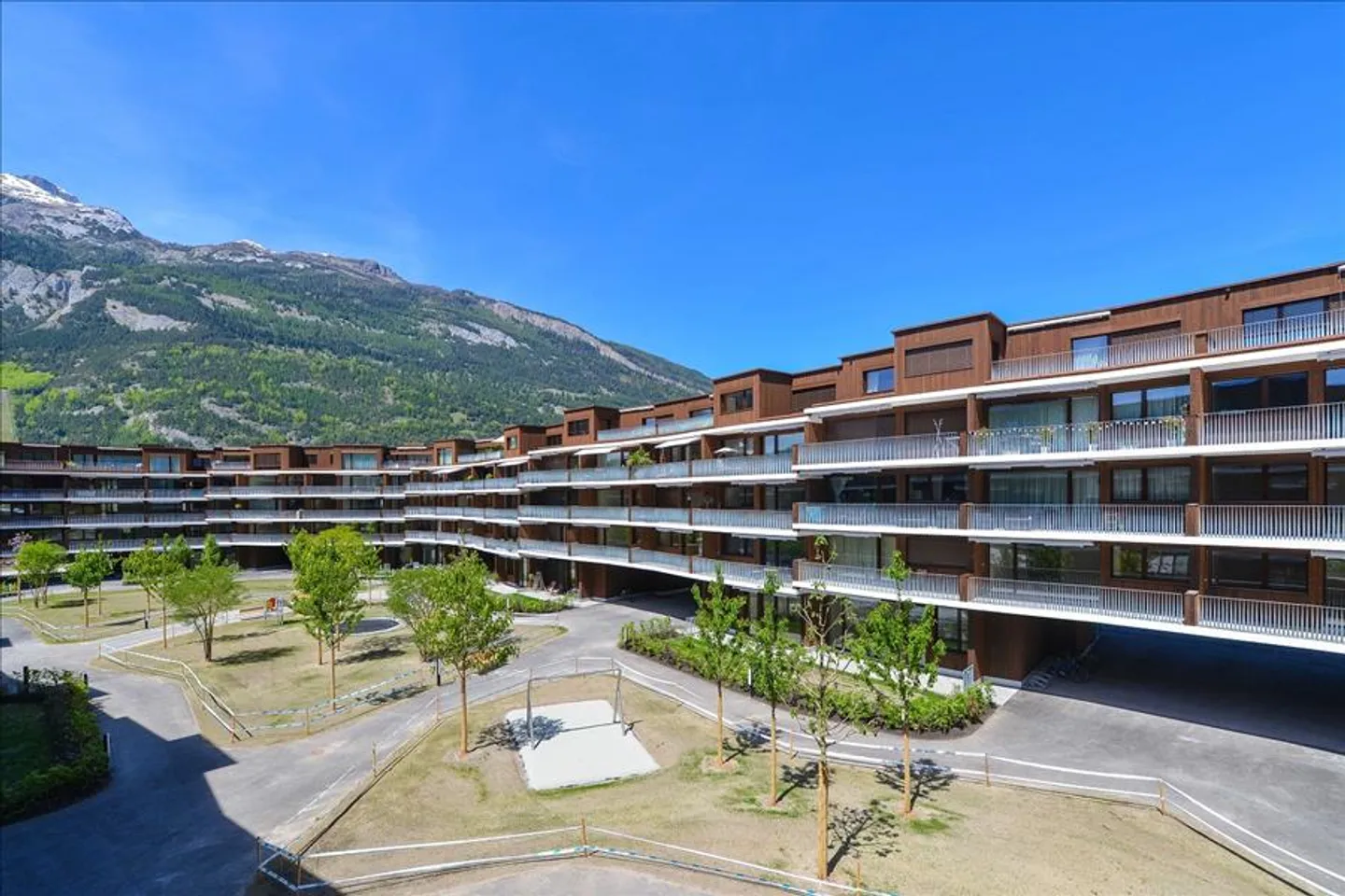 Louer sans dépôt - Tschent Wohna - urbain avec beaucoup d'espace vert - Photo 1 sur 11