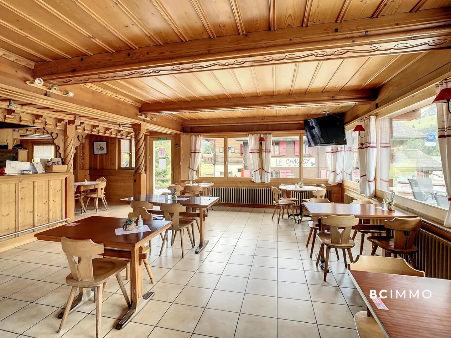 Chalet composed of two apartments and a business - Photo 2 of 14