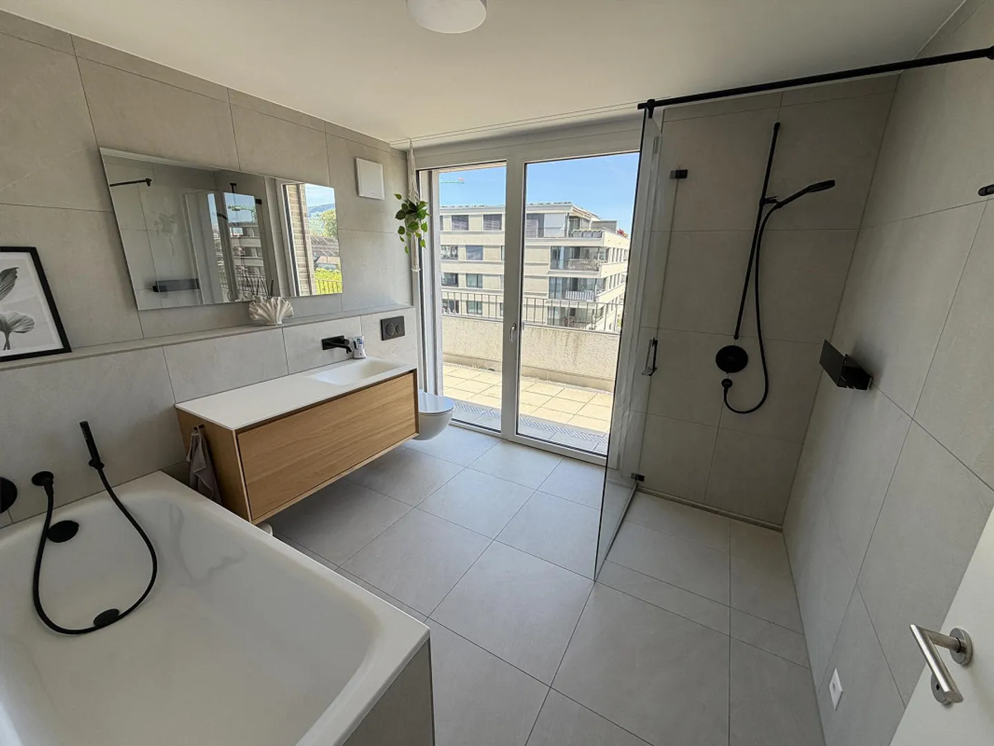 Vivere comodamente vicino al lago con due terrazze e smart home - Foto 16 di 30