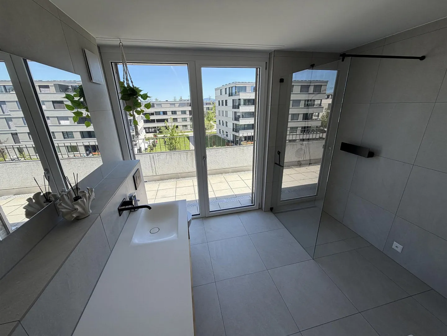 Vivere comodamente vicino al lago con due terrazze e smart home - Foto 17 di 30