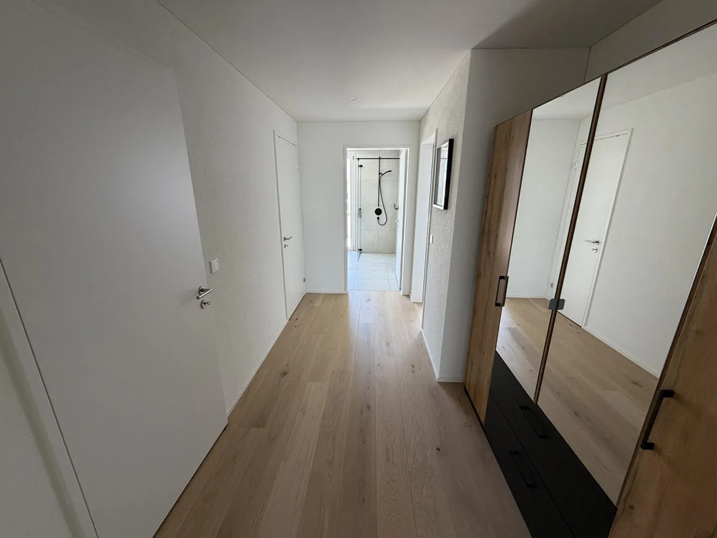Vivere comodamente vicino al lago con due terrazze e smart home - Foto 5 di 30