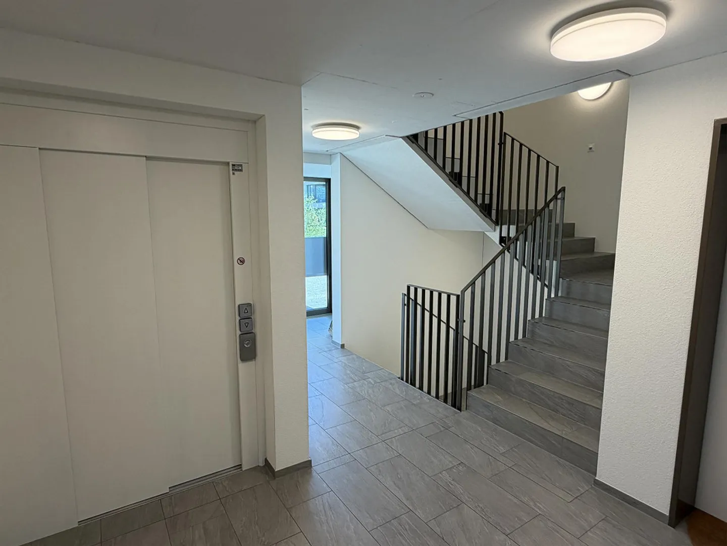 Vivere comodamente vicino al lago con due terrazze e smart home - Foto 27 di 30