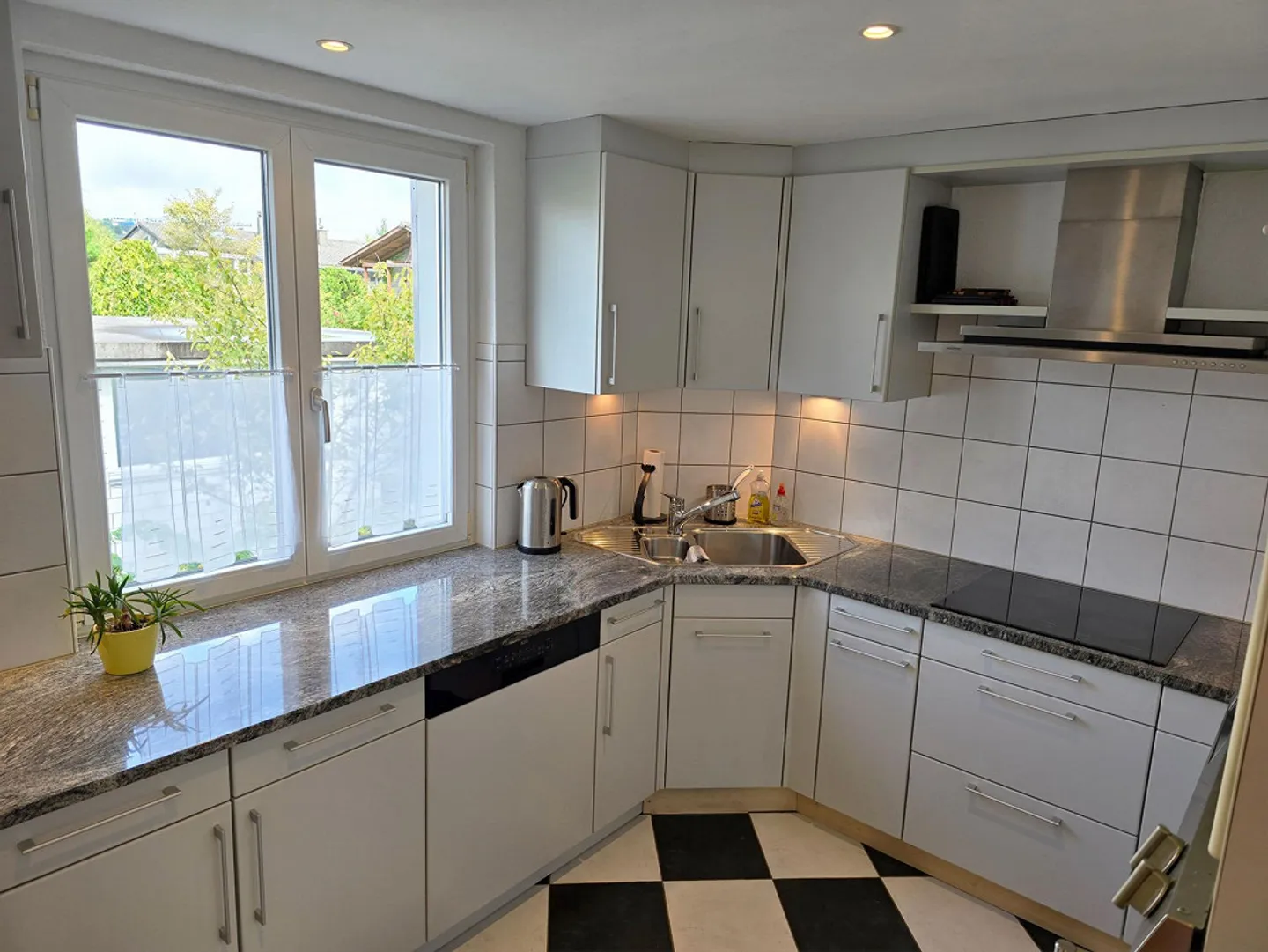 Casa unifamiliare di 5,5 stanze in posizione tranquilla con giardino ben curato - Foto 2 di 10