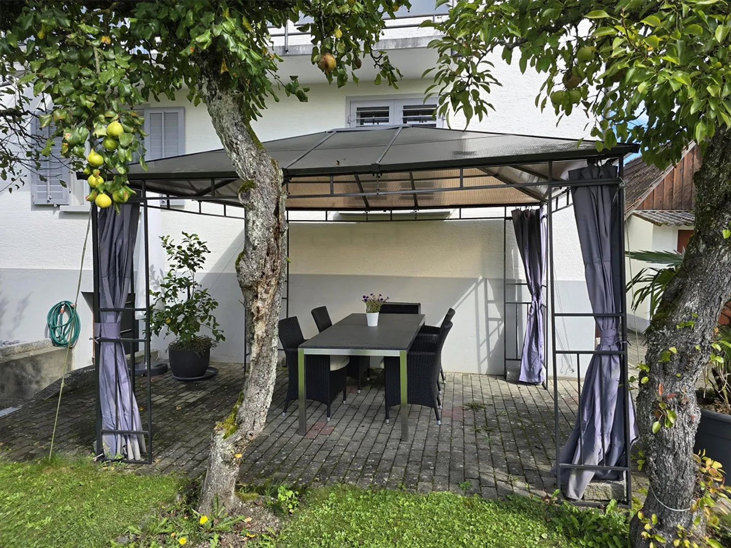 Casa unifamiliare di 5,5 stanze in posizione tranquilla con giardino ben curato - Foto 8 di 10