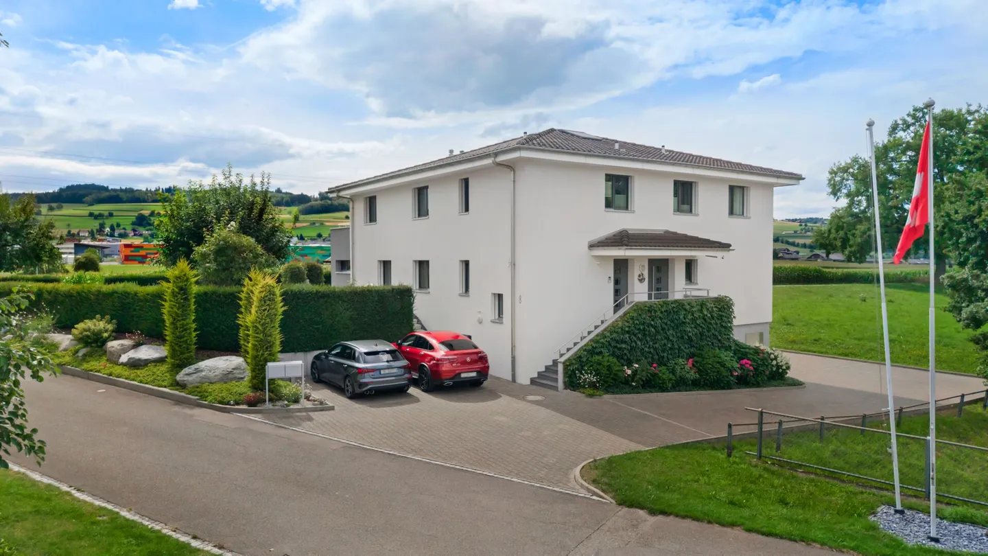 Mehrgenerationen 2-Familienhaus, angrenzend an die Landwirtschaftszone, ganztags besonnt, an ruhiger Lage, mit separaten Aussen-Eingänge - Foto 13 von 21