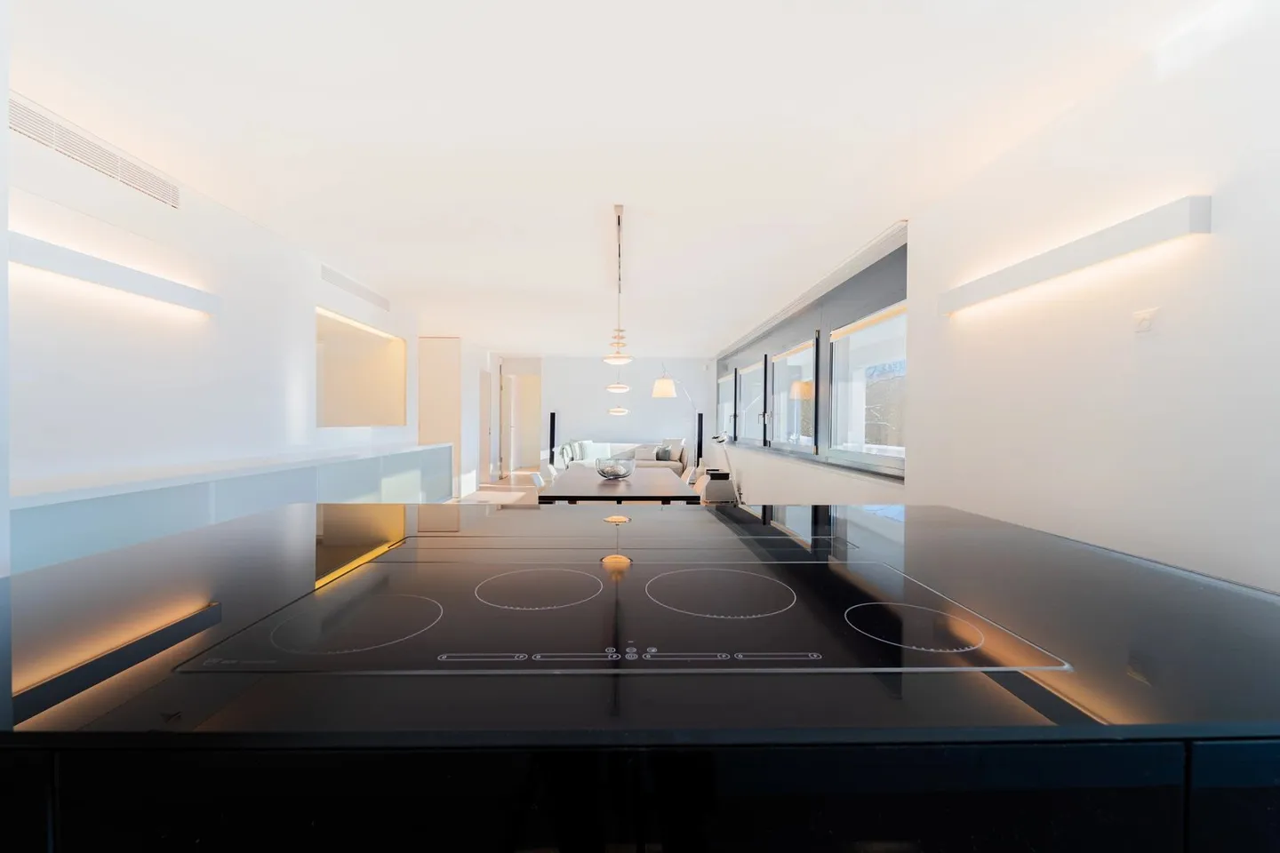 Luxury Apartment with Lake View - Photo 3 of 9