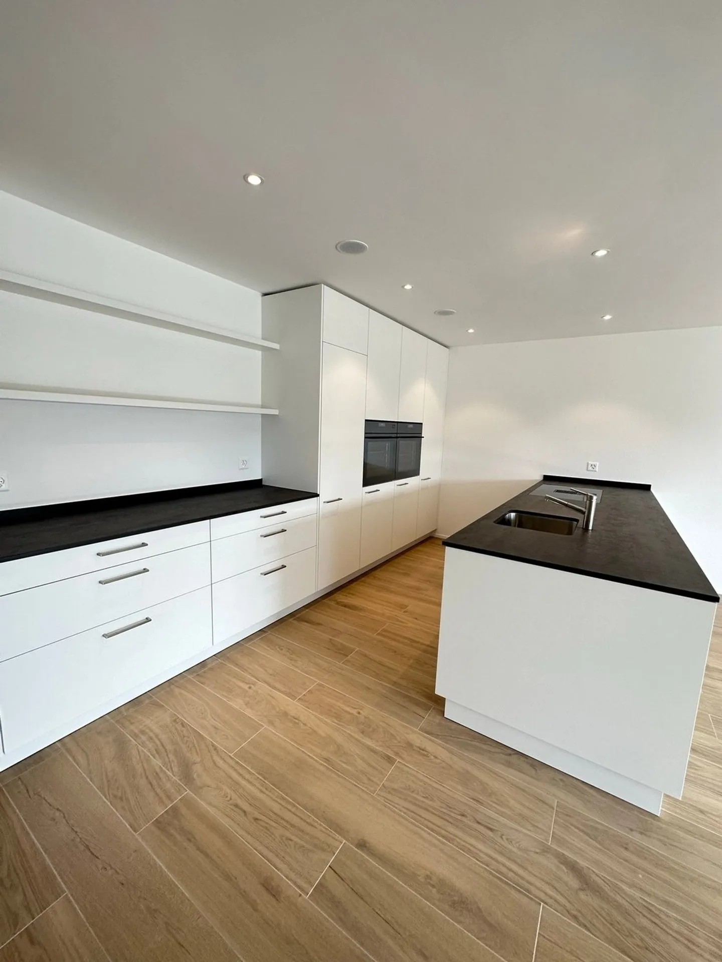 Modernes Apartment mit Balkon - Foto 3 von 17