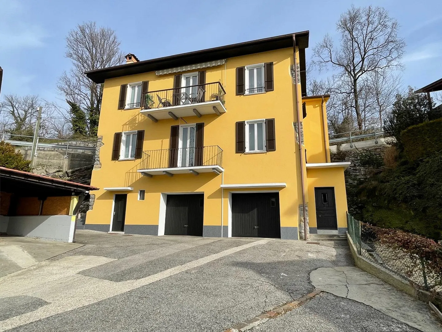 Ampia casa unifamiliare 6.5 con giardino e due garage. - Foto 1 di 13