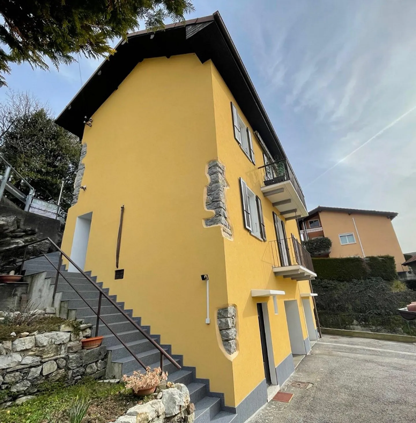 Ampia casa unifamiliare 6.5 con giardino e due garage. - Foto 2 di 13