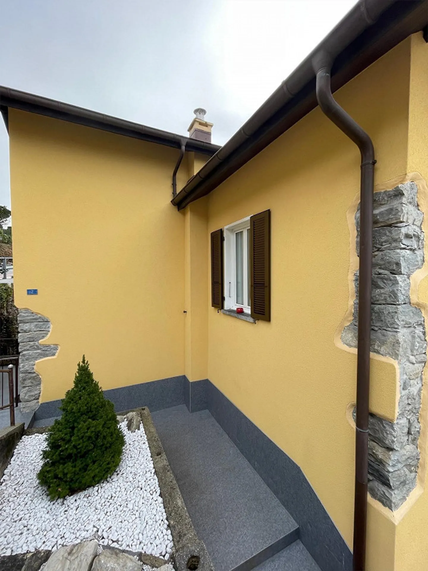 Ampia casa unifamiliare 6.5 con giardino e due garage. - Foto 3 di 13