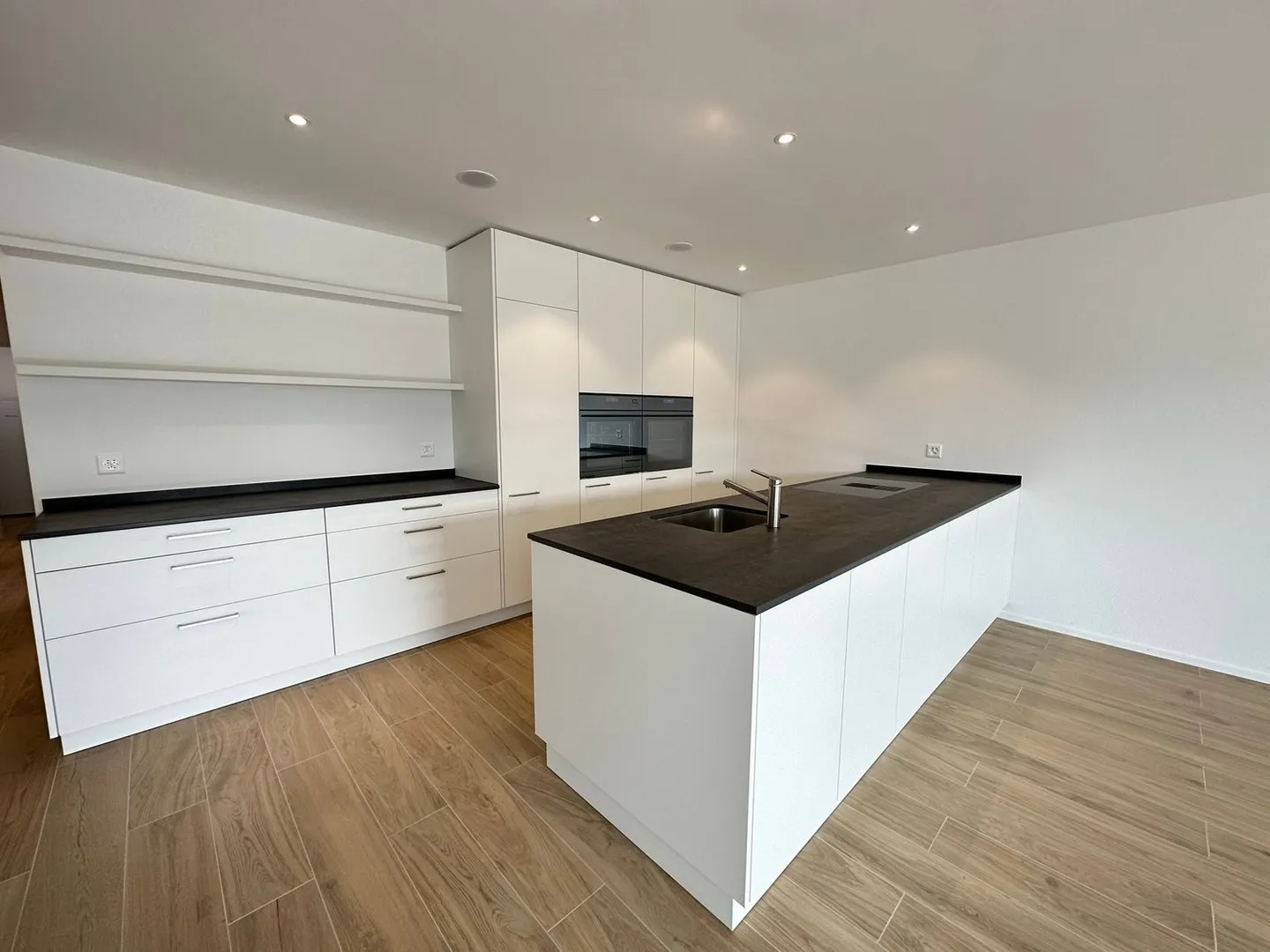 Modernes Apartment mit Balkon - Foto 2 von 17