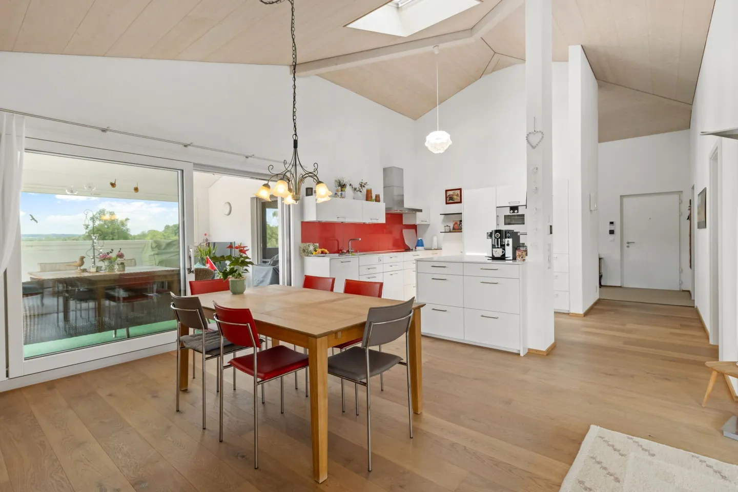 Mehrgenerationen 2-Familienhaus, angrenzend an die Landwirtschaftszone, ganztags besonnt, an ruhiger Lage, mit separaten Aussen-Eingänge - Foto 15 von 21