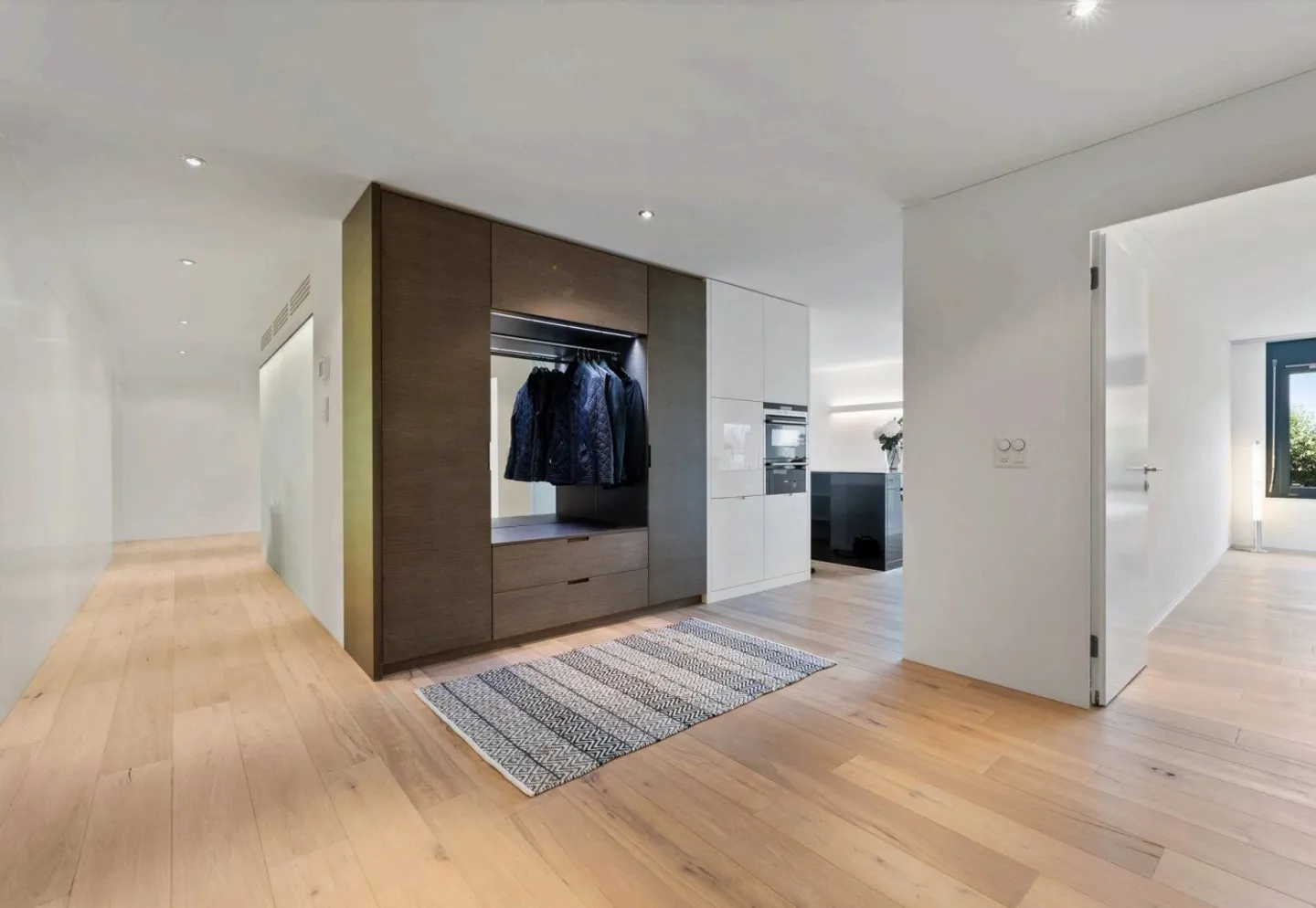 Luxury Apartment with Lake View - Photo 7 of 9