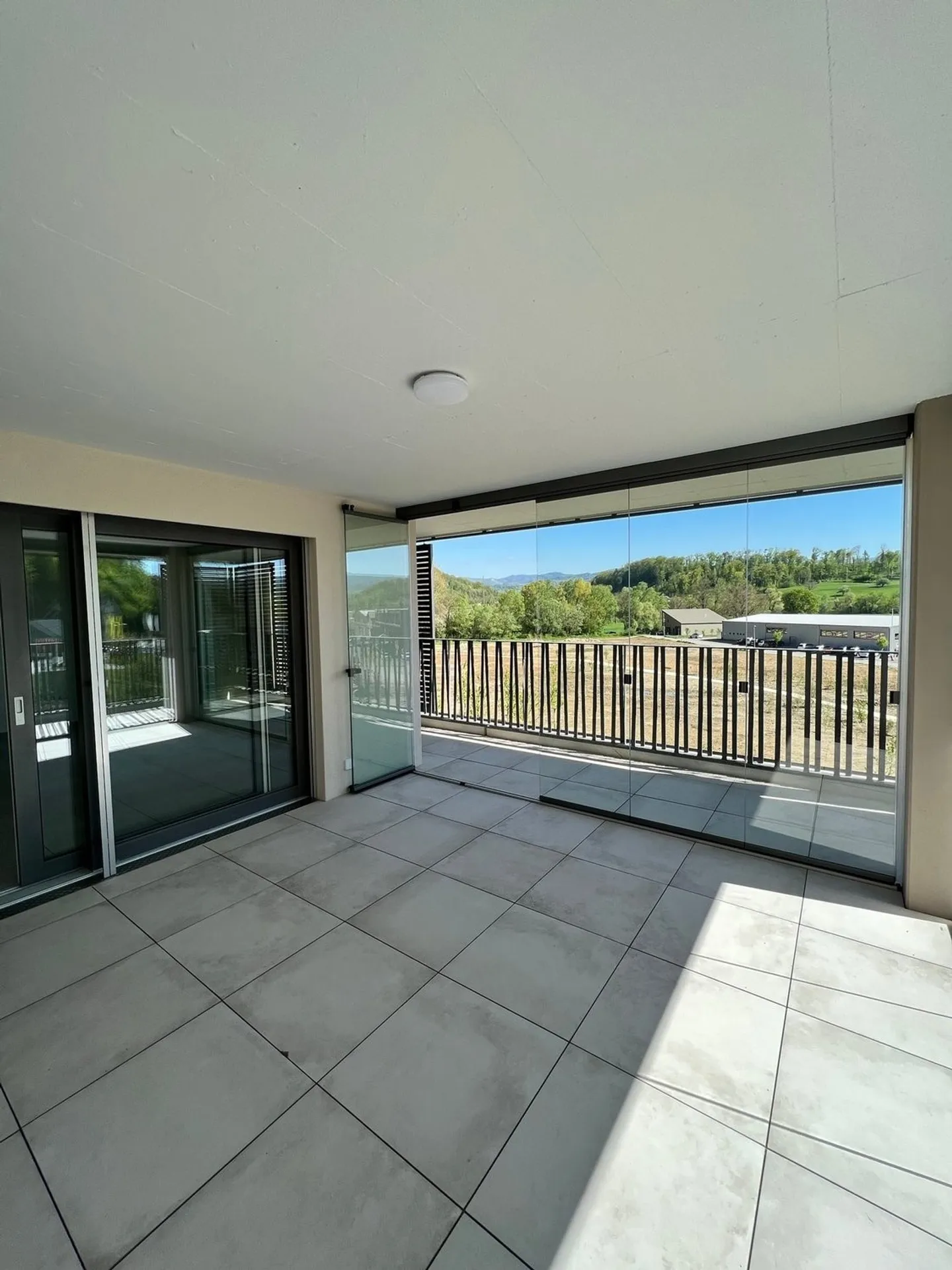 Modernes Apartment mit Balkon - Foto 6 von 17