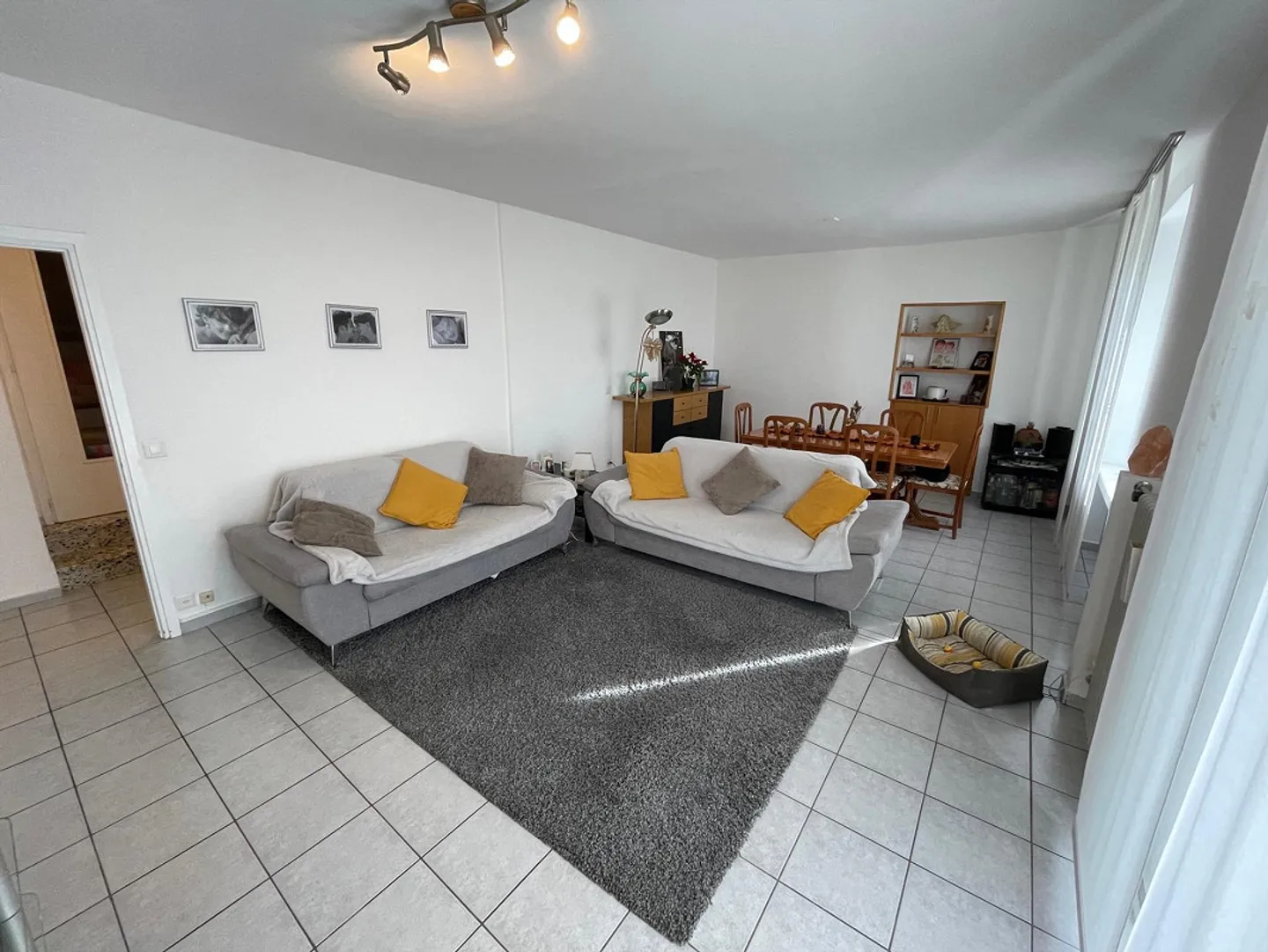 Ampia casa unifamiliare 6.5 con giardino e due garage. - Foto 8 di 13