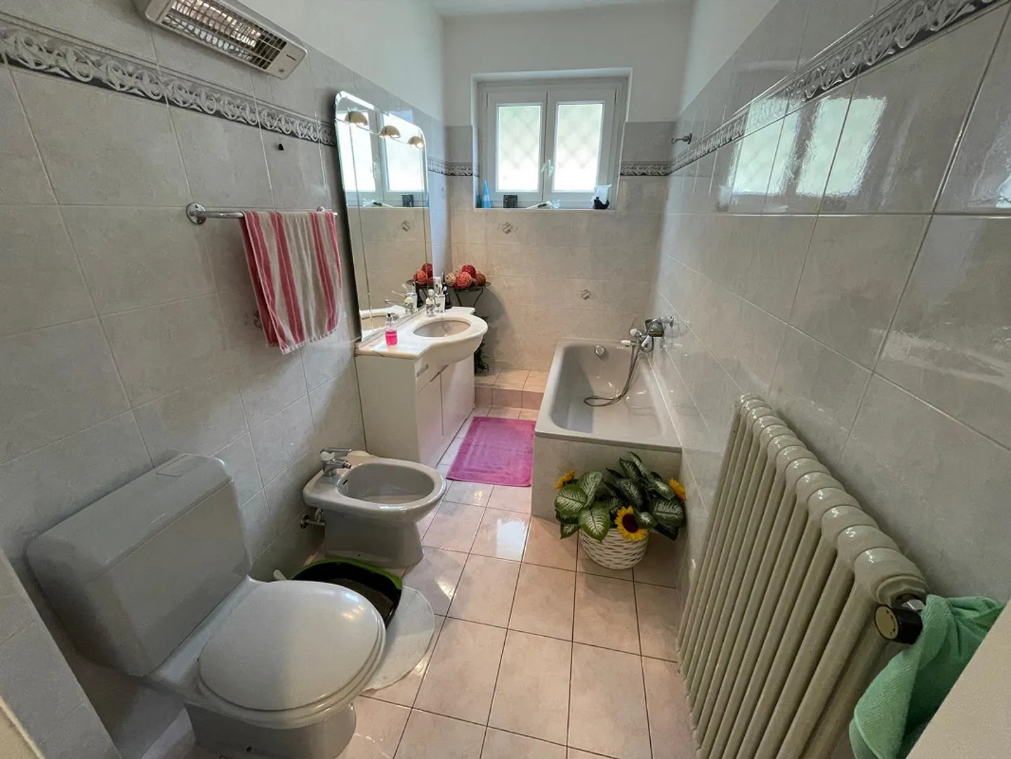 Ampia casa unifamiliare 6.5 con giardino e due garage. - Foto 9 di 13