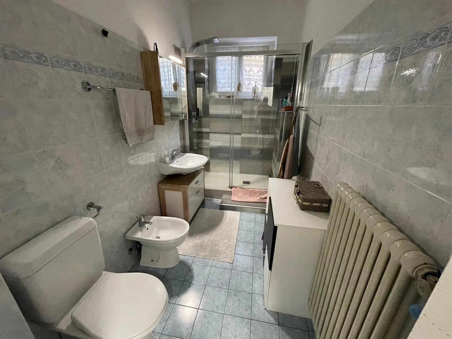 Ampia casa unifamiliare 6.5 con giardino e due garage. - Foto 10 di 13