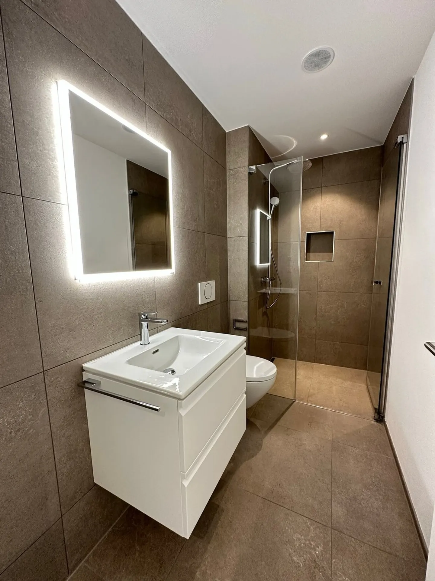 Modernes Apartment mit Balkon - Foto 8 von 17