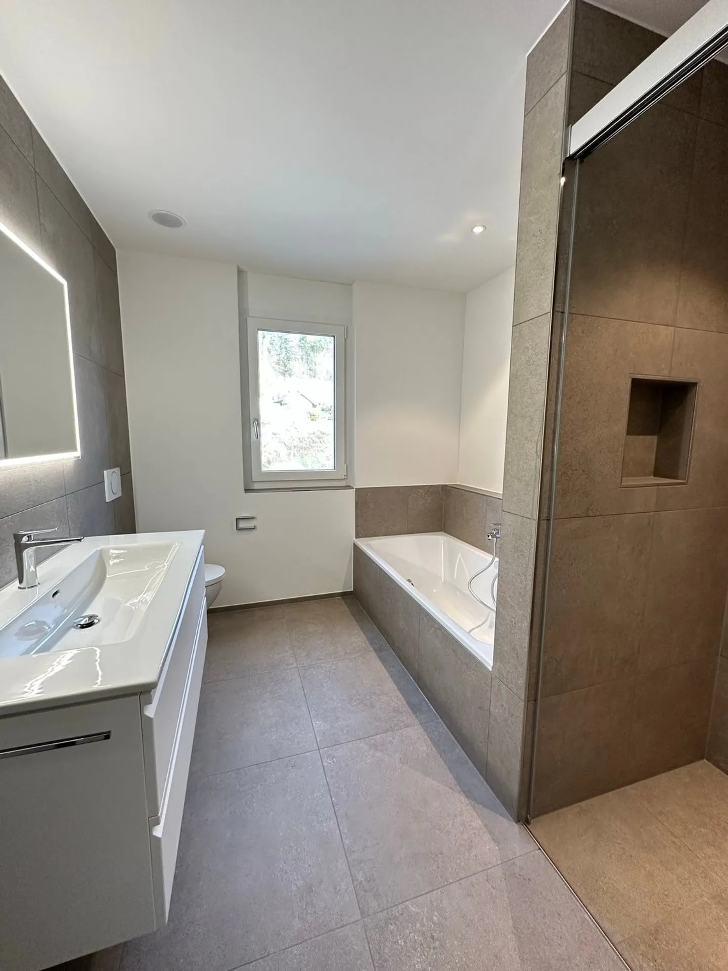 Modernes Apartment mit Balkon - Foto 9 von 17