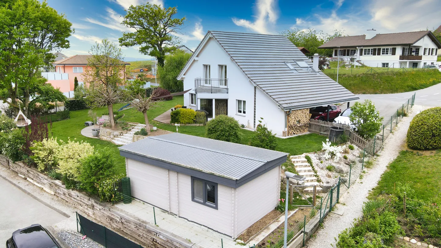 Charming Villa with Garden - Photo 7 of 28