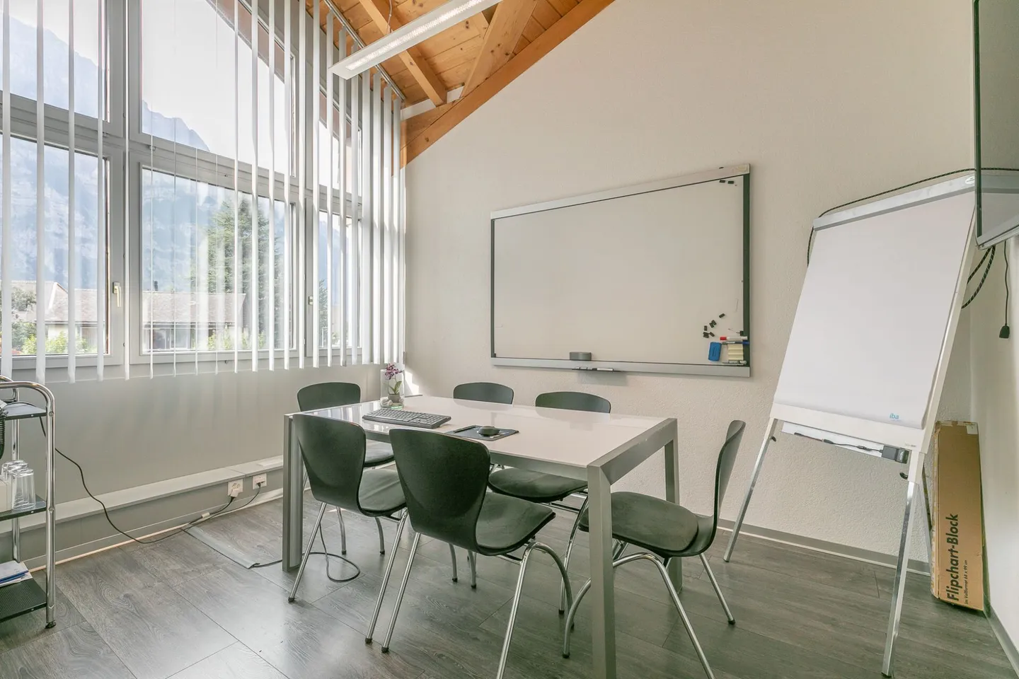 Proprietà commerciale con ufficio open space - Foto 5 di 13