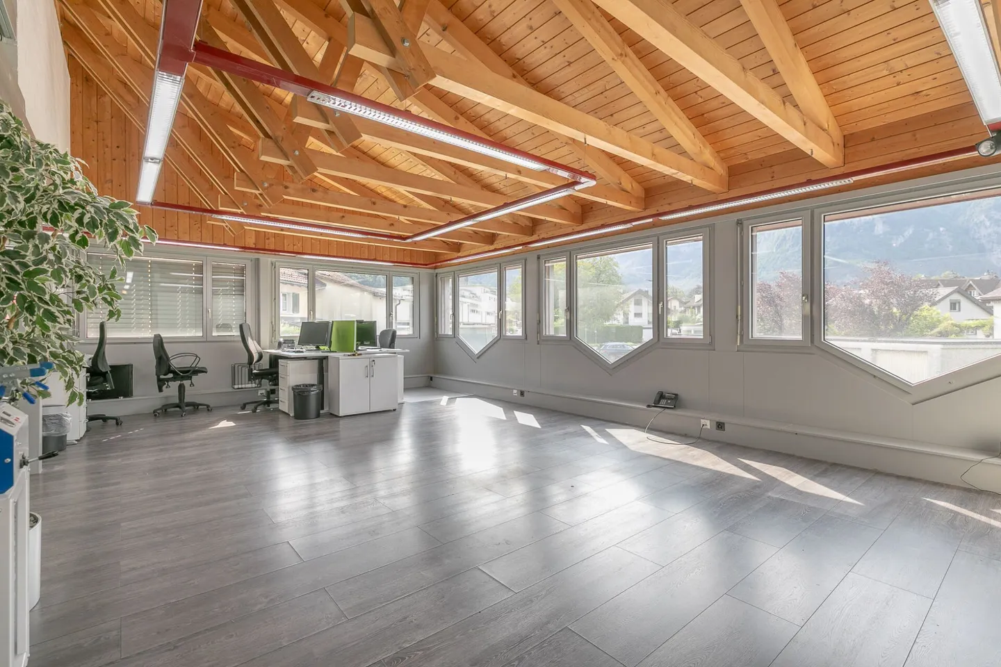 Proprietà commerciale con ufficio open space - Foto 2 di 13