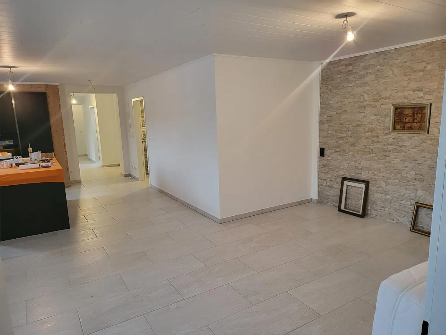 Appartamento di 4,5 stanze appena ristrutturato in una posizione soleggiata - Foto 2 di 8