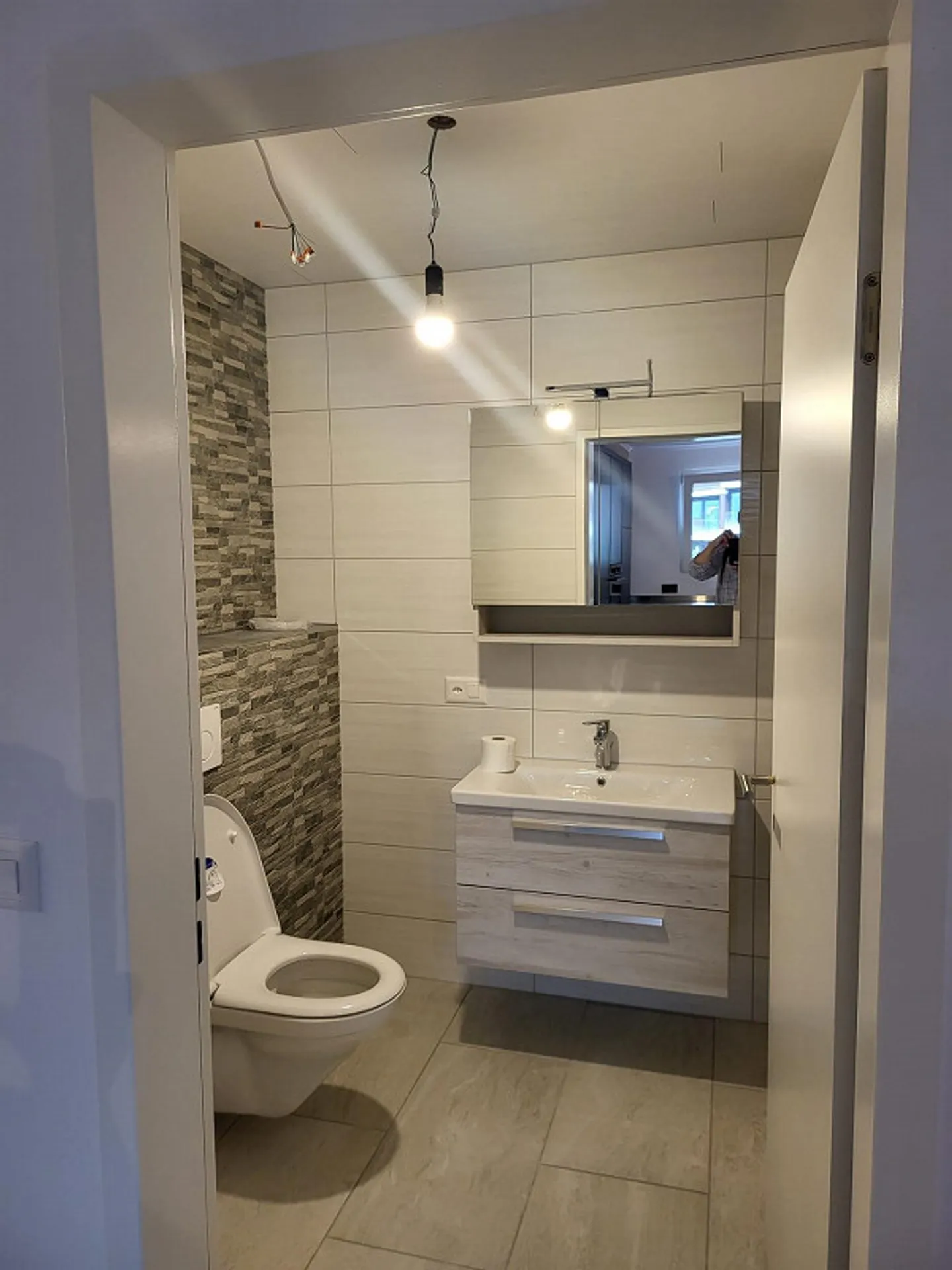 Appartamento di 4,5 stanze appena ristrutturato in una posizione soleggiata - Foto 3 di 8