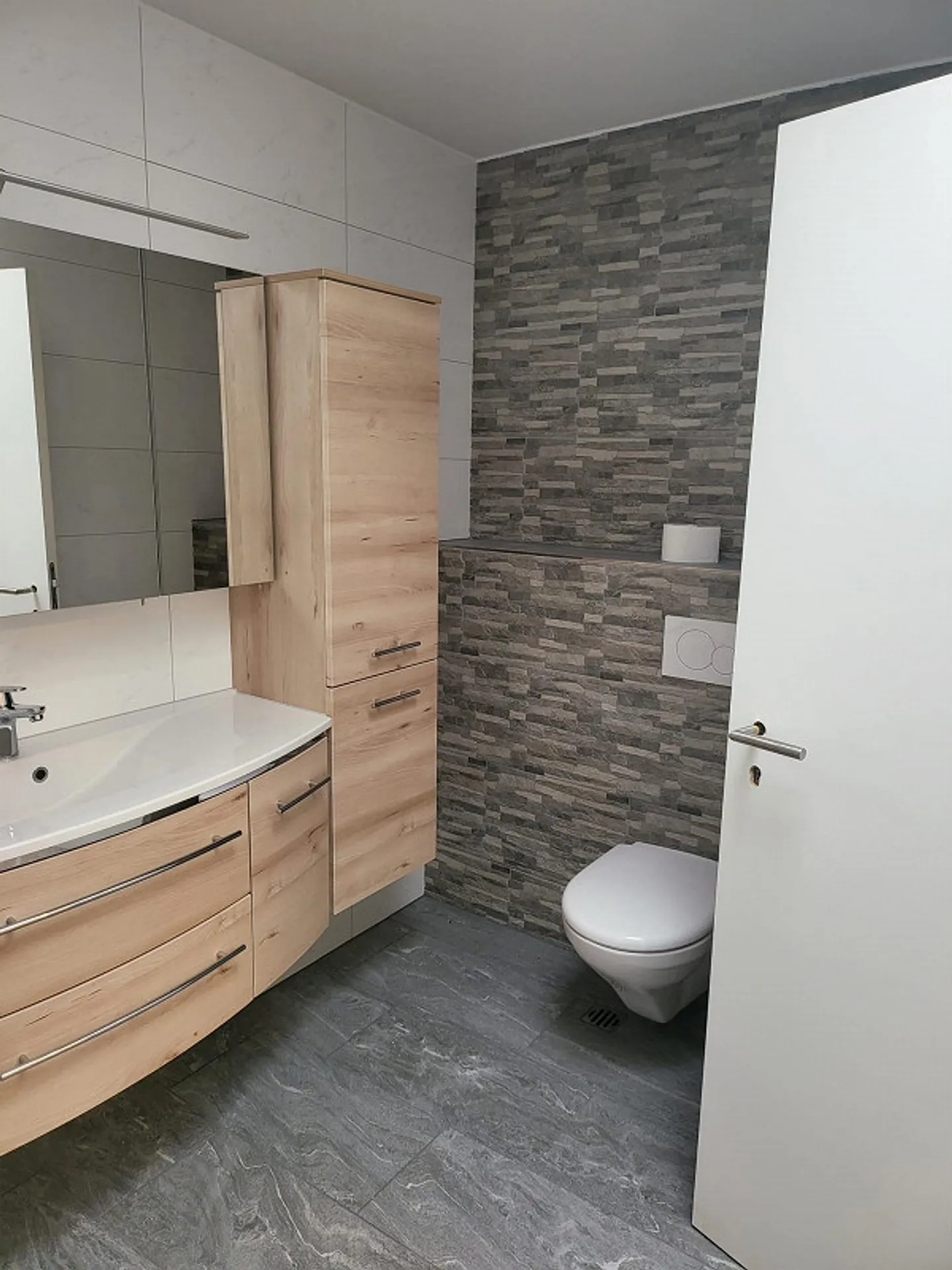 Appartamento di 4,5 stanze appena ristrutturato in una posizione soleggiata - Foto 4 di 8